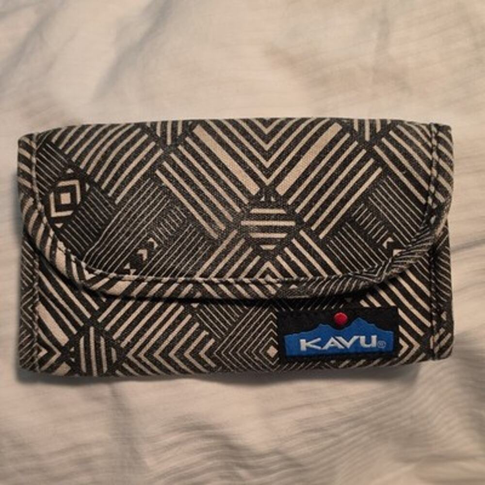 KAVU Trifold Wallet Black/White Geometric Zip Pocket Blue Interior Green Zip ⁷¼"